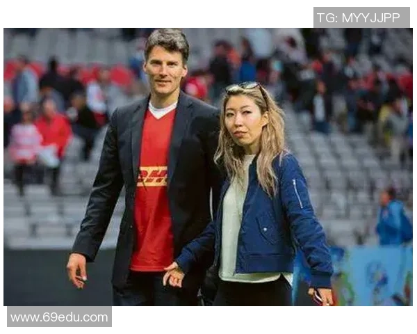 足球明星母亲与小男友的甜蜜生活揭秘引发热议